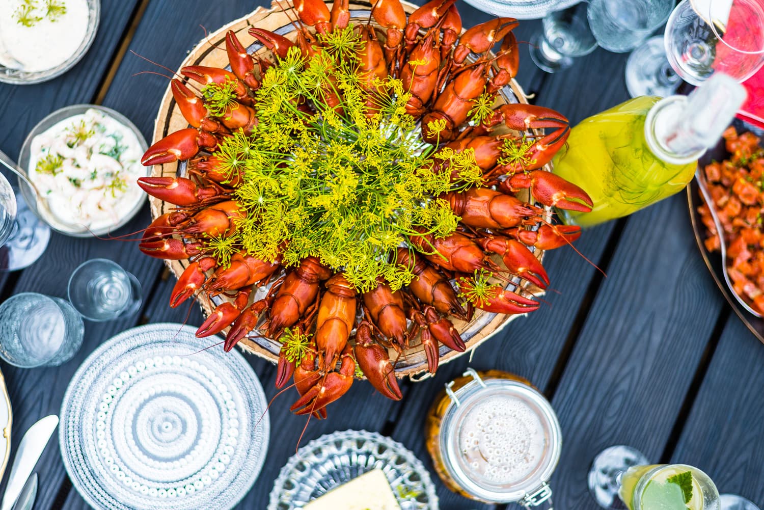 bild på Kräftskivans bästa snaps, akvavit och kräftor